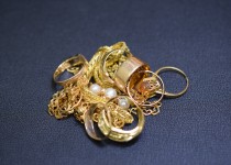「金・プラチナ 買い取ります」