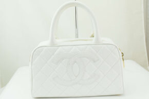 シャネル　ボストン　キャビアスキン　白